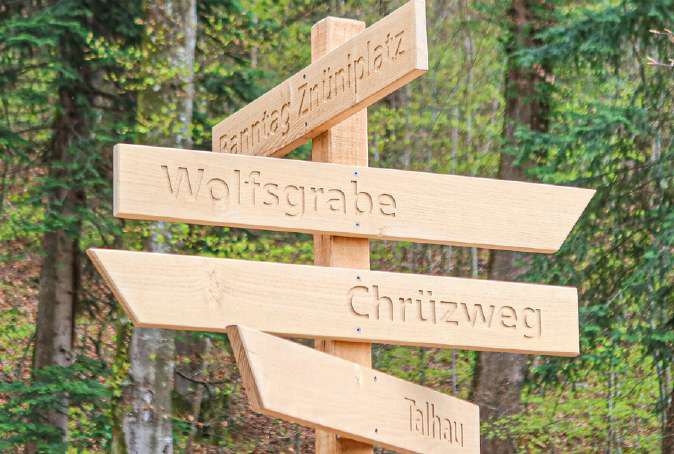 Neue Wegweiser und Ortstafeln im Wald