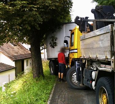 Anhänger rutscht weg und behindert Verkehr - Das Bild wird blockiert. – Möglicherweise durch einen aktiven Adblocker.