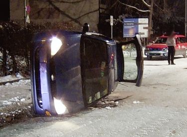 Auto kippt bei Selbstunfall - Das Bild wird blockiert. – Möglicherweise durch einen aktiven Adblocker.