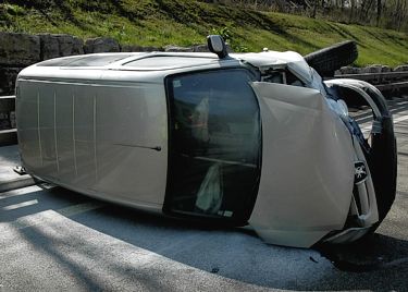 Auto nach Selbstunfall umgekippt - Das Bild wird blockiert. – Möglicherweise durch einen aktiven Adblocker.