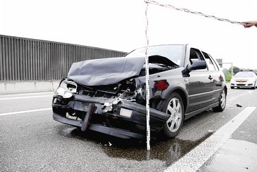 Auffahrkollision zwischen drei Autos - Das Bild wird blockiert. – Möglicherweise durch einen aktiven Adblocker.