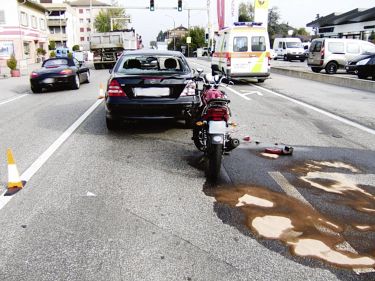 Motorradfahrer fährt auf Auto auf - Das Bild wird blockiert. – Möglicherweise durch einen aktiven Adblocker.