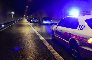 Kollision im Eggfluhtunnel – eine Verletzte, 90 Minuten gesperrt - Das Bild wird blockiert. – Möglicherweise durch einen aktiven Adblocker.