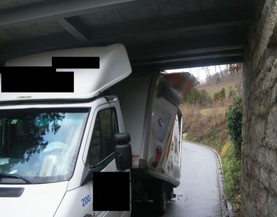 Lieferwagen blieb unter Brücke stecken - Das Bild wird blockiert. – Möglicherweise durch einen aktiven Adblocker.