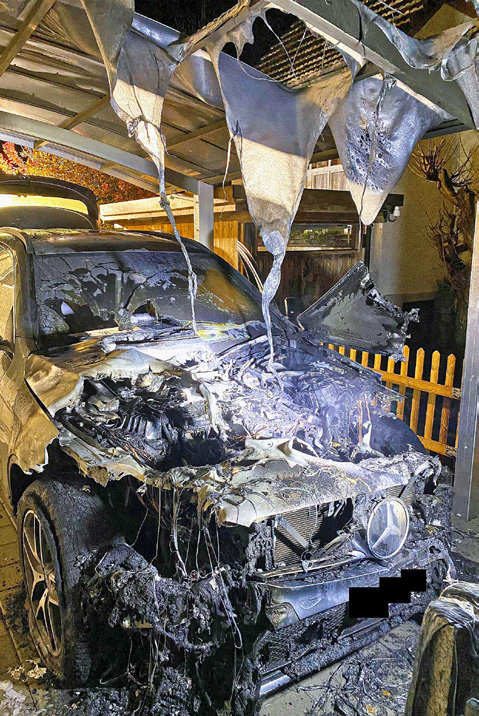 Parkiertes Auto brennt in Carport aus