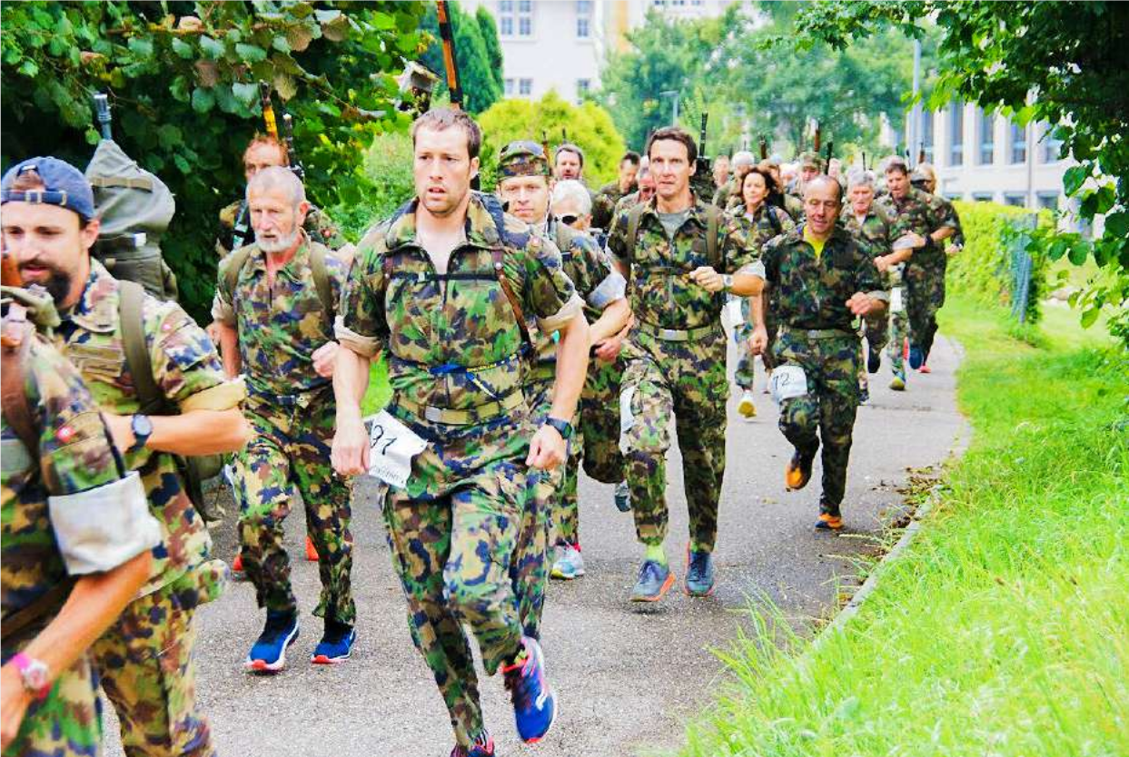 Wettrennen mit gebuckeltem Gewehr