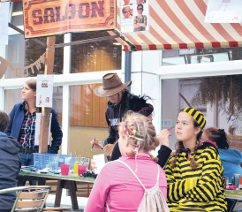 Sie spielten Cowboy und Indianer